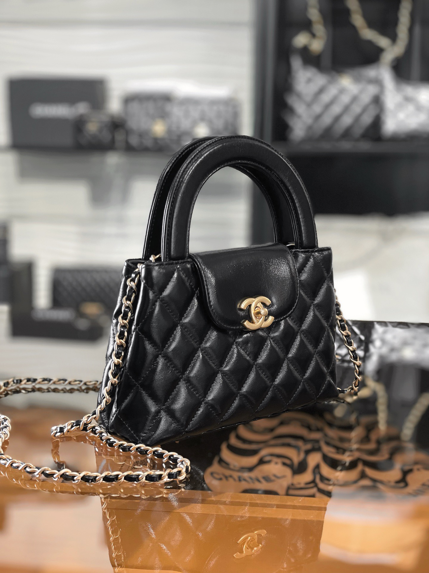 新品到貨🆕𝗖𝗵𝗮𝗻𝗲𝟭 𝟐𝟓𝐂
𝗞𝗲𝗹𝗹𝘆 手提鏈條包大號 黑色
售價𝟥𝟧𝟨𝟢𝟢𝗋𝗆𝖻購入開發〰️

全網最熱🔥𝟤𝟦𝖯 𝗄𝖾𝗅𝗅𝗒手提袋
叱吒整個秀場，簡直美絕了〰️
簡約又復古的小手提很靈魂很舒適。
又乖又耐看，實在絕對愛不釋手❕

五金：厚鍍𝟤𝟦𝗄復古金
皮料：𝖵𝖾𝗅𝗂𝖾𝗋𝗊亮面小牛皮
尺寸： 𝟣𝟥*𝟣𝟫*𝟩 𝖼𝗆
4416