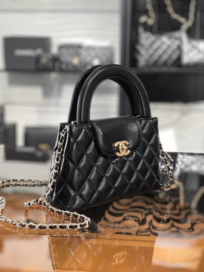 新品到貨🆕𝗖𝗵𝗮𝗻𝗲𝟭 𝟐𝟓𝐂
𝗞𝗲𝗹𝗹𝘆 手提鏈條包大號 黑色
售價𝟥𝟧𝟨𝟢𝟢𝗋𝗆𝖻購入開發〰️

全網最熱🔥𝟤𝟦𝖯 𝗄𝖾𝗅𝗅𝗒手提袋
叱吒整個秀場，簡直美絕了〰️
簡約又復古的小手提很靈魂很舒適。
又乖又耐看，實在絕對愛不釋手❕

五金：厚鍍𝟤𝟦𝗄復古金
皮料：𝖵𝖾𝗅𝗂𝖾𝗋𝗊亮面小牛皮
尺寸： 𝟣𝟥*𝟣𝟫*𝟩 𝖼𝗆
4416