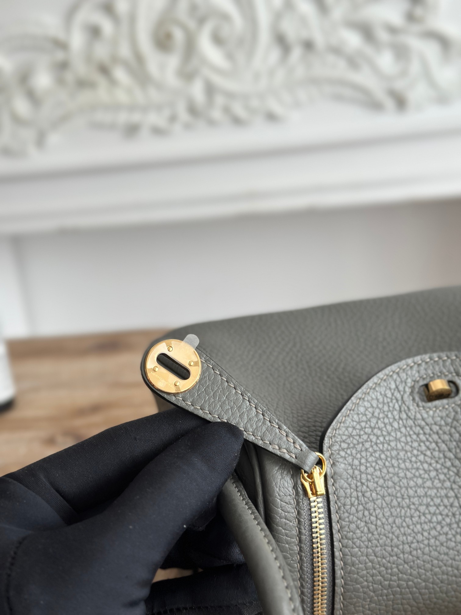 琳迪lindy 19cm	
Tc皮 蜜蠟線半手工縫製
lindy19保留了琳迪包所有細節的完整設計，側口袋、拉鍊等全部都是經典的設計√
這只小可愛暴擊了多少人的少女心