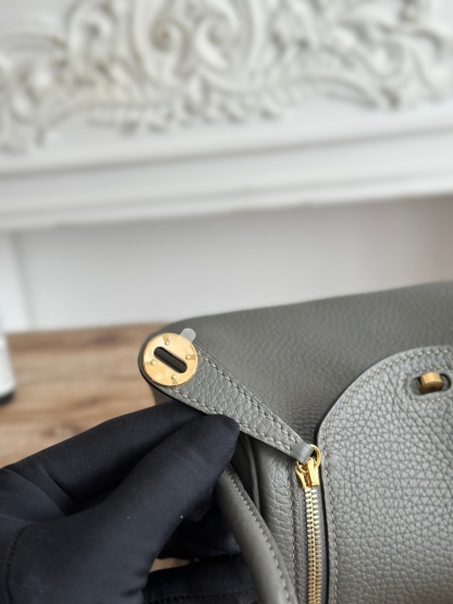 琳迪lindy 19cm	
Tc皮 蜜蠟線半手工縫製
lindy19保留了琳迪包所有細節的完整設計，側口袋、拉鍊等全部都是經典的設計√
這只小可愛暴擊了多少人的少女心