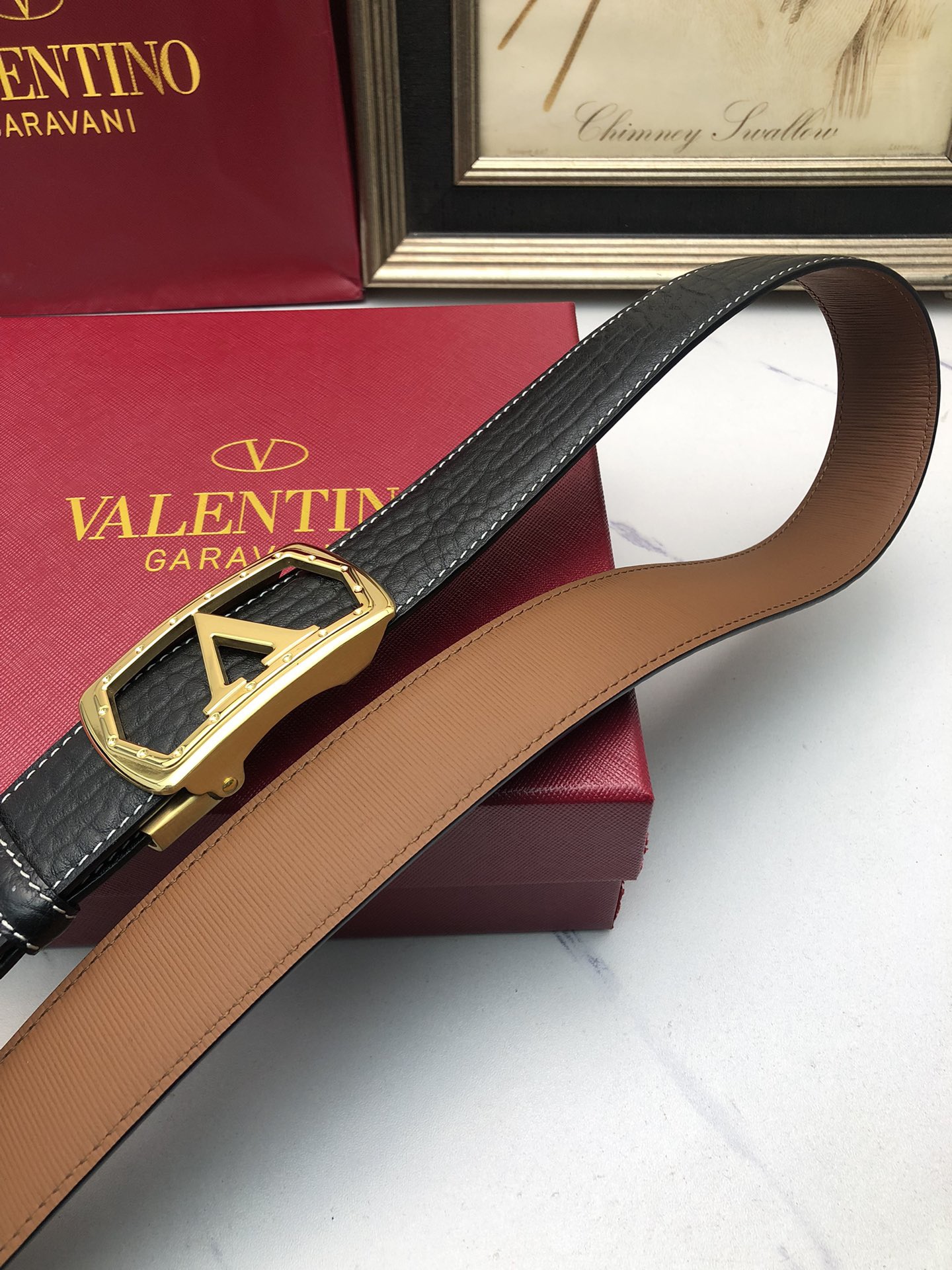 華倫天奴：原單頭層牛皮大象皮紋面，內襯頭層小牛皮底，搭配原單自動扣，可裁剪的自動帶，此款腰帶面雙採用意大利原定廠制進口牛皮帶身 ，對專版櫃足寬3.5