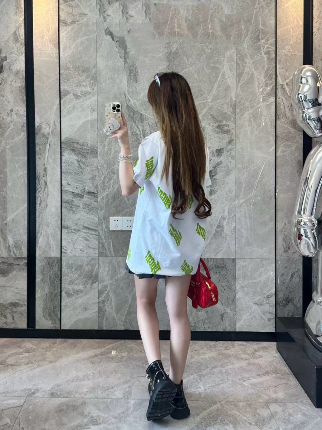 Gucci/古馳 25ss 綠色發泡印花短袖
GUCCI新款T恤採用重磅白色針織棉製成，通體檸檬綠Gucci刺繡倍添清新氣息。
A Size:S-XL