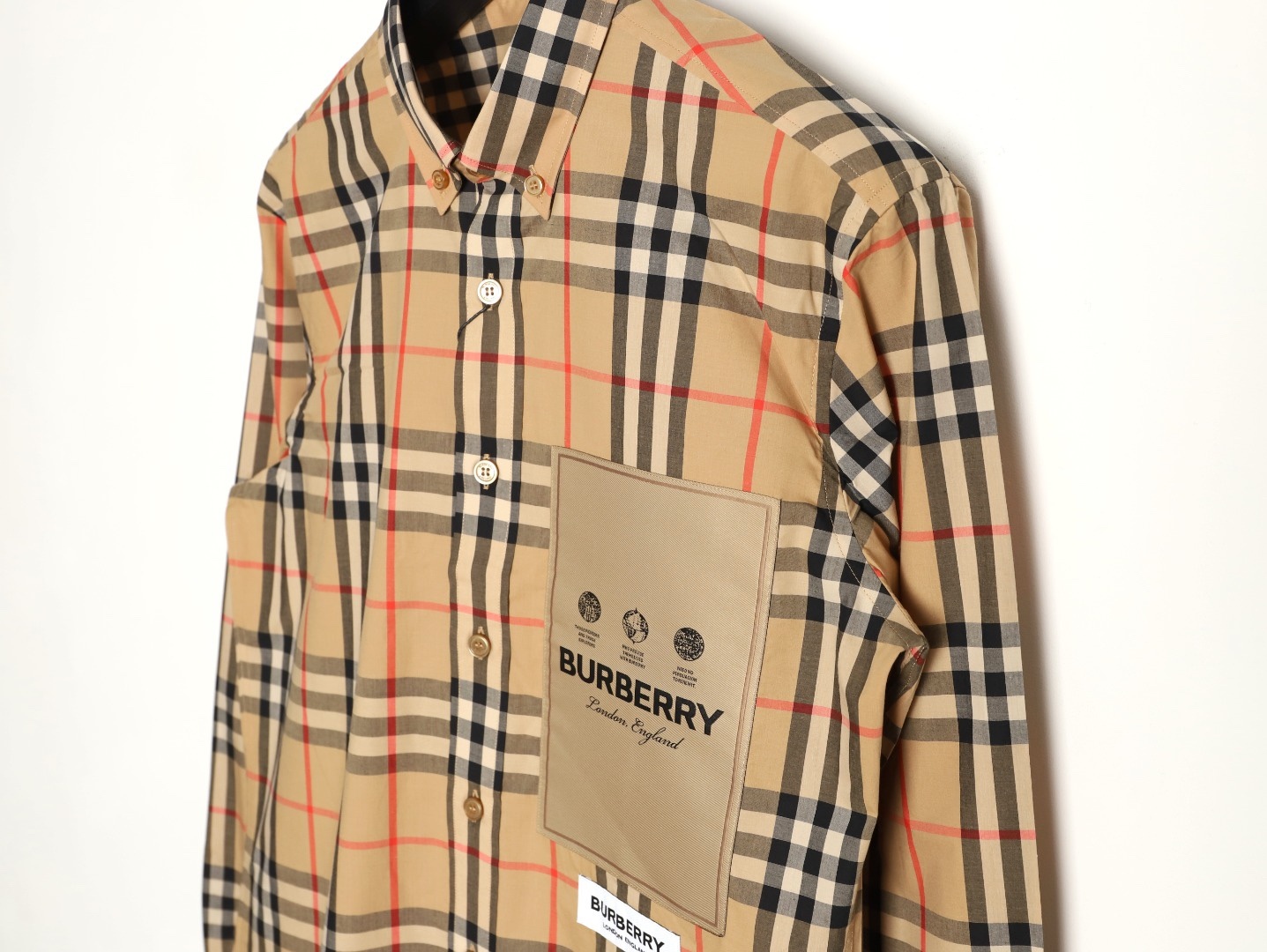 Burberry/巴寶莉 標籤貼布格紋棉質長袖襯衫
第一時間打版。面料為定制俯綢，上身絲滑透氣。紅外線定位裁剪，
定制貝殼頭扣，領子袖口復合硬襯，暴力水洗不會變形。
埋夾包縫工藝，保持版型不變形。國內頂級襯衫代工廠出貨，
前短後長 剪裁大膽突破常規，
完美還原Zp每個細節，商務休閒皆可搭配，人手幾件絕不為過。
裝飾品牌典藏 復古大格紋，BUR粉絲的衣櫥珍藏款式,尤其是對於忠實的BUR粉來說，
此款更是絕對不能錯過的珍寶級別產物！
S Size:S-XL