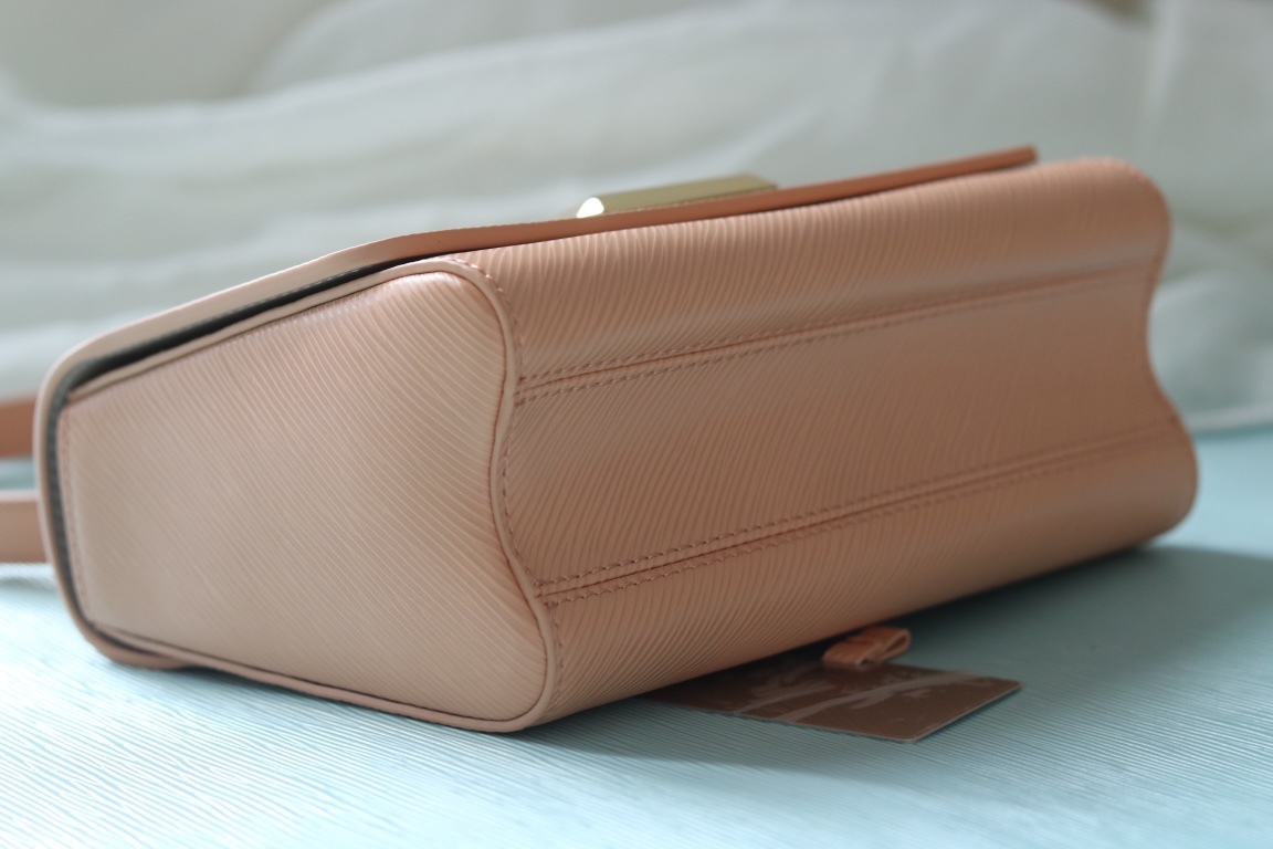 原版品質[玫瑰]歡迎貨比三家[玫瑰]款號：50391/22773/22774/23074/22768[玫瑰][玫瑰][玫瑰]本款Twist中號手袋將品牌標誌性Monogram花卉精巧融入裝飾鏈條，與雙色鎖扣相互呼應，優雅詮釋當季 TwistedFlowers主題。內貼袋之一配有可拆卸鏡子。
23x17x9.5釐米(長度x高x寬) Epi粒面皮革牛皮革飾邊牛皮革內襯金屬件
LVTwist扭鎖
內貼袋，配有可拆卸鏡子後側內貼袋
大號前內袋配有拉鍊袋肩帶:可拆卸，可調節包帶半長:350釐米
