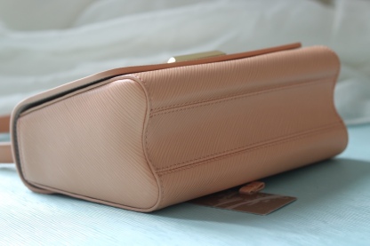 原版品質[玫瑰]歡迎貨比三家[玫瑰]款號：50391/22773/22774/23074/22768[玫瑰][玫瑰][玫瑰]本款Twist中號手袋將品牌標誌性Monogram花卉精巧融入裝飾鏈條，與雙色鎖扣相互呼應，優雅詮釋當季 TwistedFlowers主題。內貼袋之一配有可拆卸鏡子。
23x17x9.5釐米(長度x高x寬) Epi粒面皮革牛皮革飾邊牛皮革內襯金屬件
LVTwist扭鎖
內貼袋，配有可拆卸鏡子後側內貼袋
大號前內袋配有拉鍊袋肩帶:可拆卸，可調節包帶半長:350釐米
