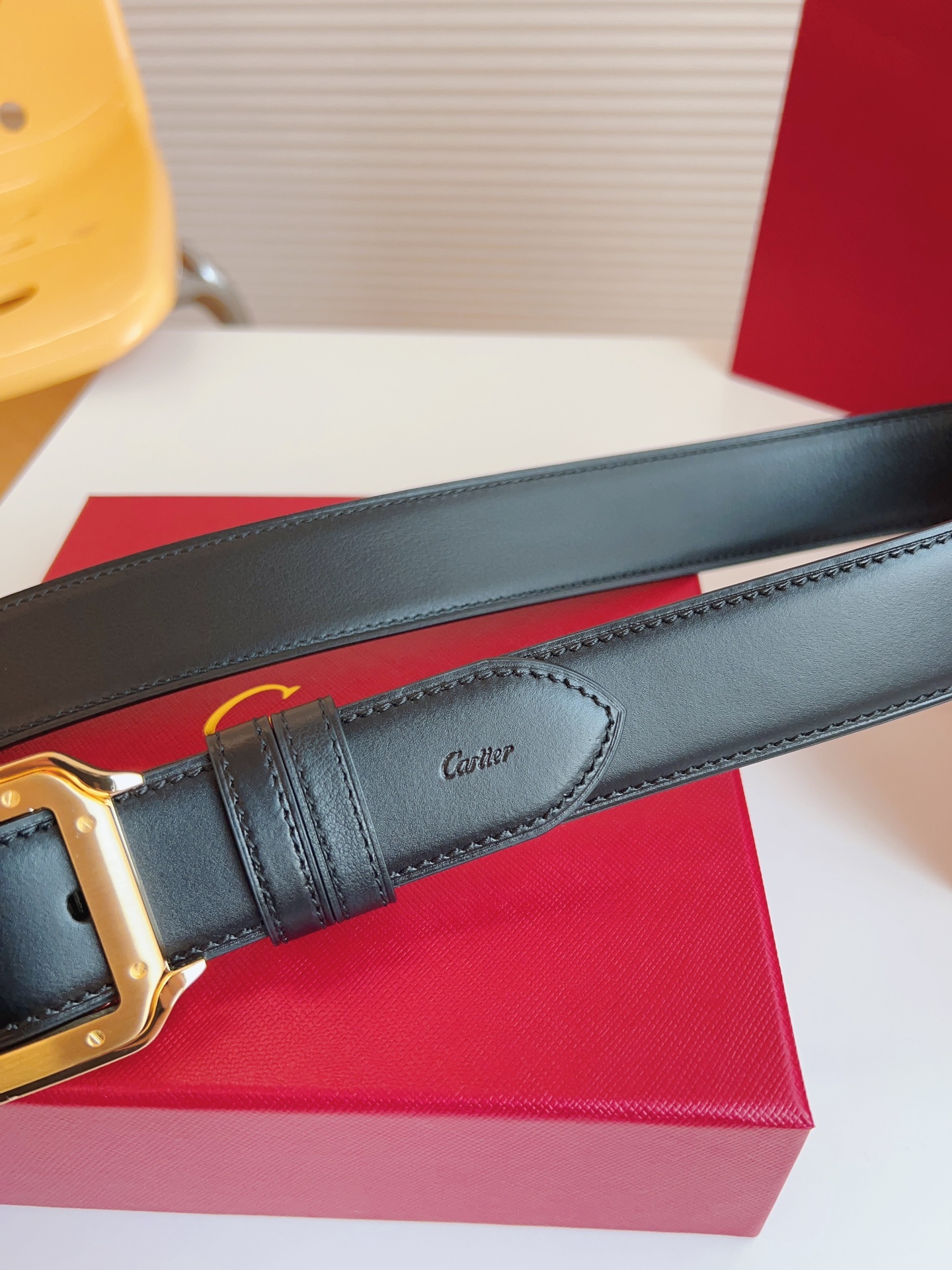 
Cartier（卡地亞）憑借匠心傑作展現與眾不同的美感，融合精湛工藝與經典設計，演繹雋永風格；瀟灑不羈，果敢獨立！此款式易搭配服飾；休閒正裝兩相宜。皮帶寬度：35mm
