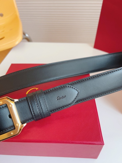 
Cartier（卡地亞）憑借匠心傑作展現與眾不同的美感，融合精湛工藝與經典設計，演繹雋永風格；瀟灑不羈，果敢獨立！此款式易搭配服飾；休閒正裝兩相宜。皮帶寬度：35mm