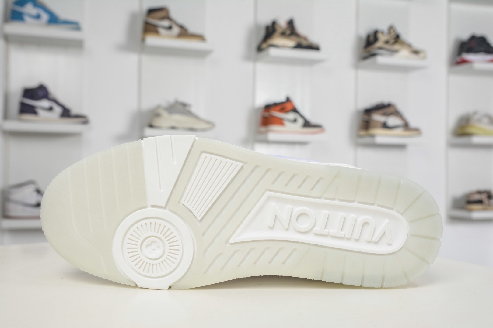 Louis Vuitton Trainer 系列板鞋 
Size：36 37 38 39 40 41 42 43 44 45 (偏大一碼）