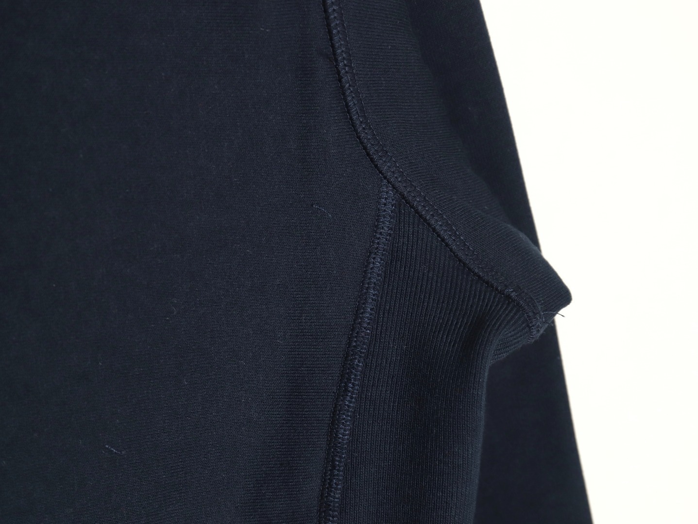 Supreme FW24 WEEK17 Box Logo Hooded Sweatshirt 胸前徽標刺繡logo口袋連帽衛衣帽衫
面料460克 高克重 面布質感強 韌性好 衣服收針處都有打套結（起到加固 久穿不變形 市面普通版本是沒有的哦） 歡迎對比 品質保證
F 尺碼：S M L XL