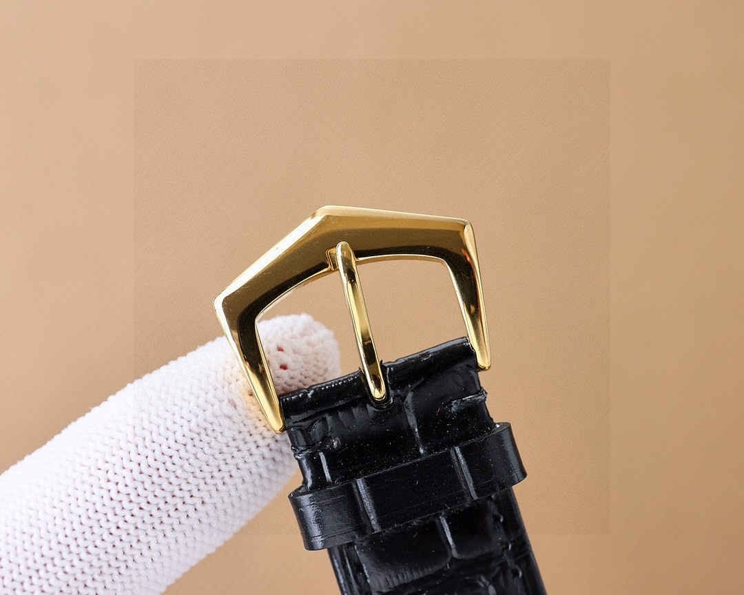 🌐🌐🌐百達翡麗Patek Philippe男士腕表🔥．腕表月相系列,秉持了百達翡麗的一貫傳統，更唯美的結合了6字位日曆與被表友熱捧的日月星相，無論是經典雋永的錶盤設計，還是以精鋼或玫瑰金雕鑿的炫酷多邊線條都不例外。更採用了瑞士ETA2824一6機芯 ，功能6字位日曆大月相，表徑40。藍寶石玻璃。意大利小牛皮。原裝針扣🔥AD出品 精品不斷🔥