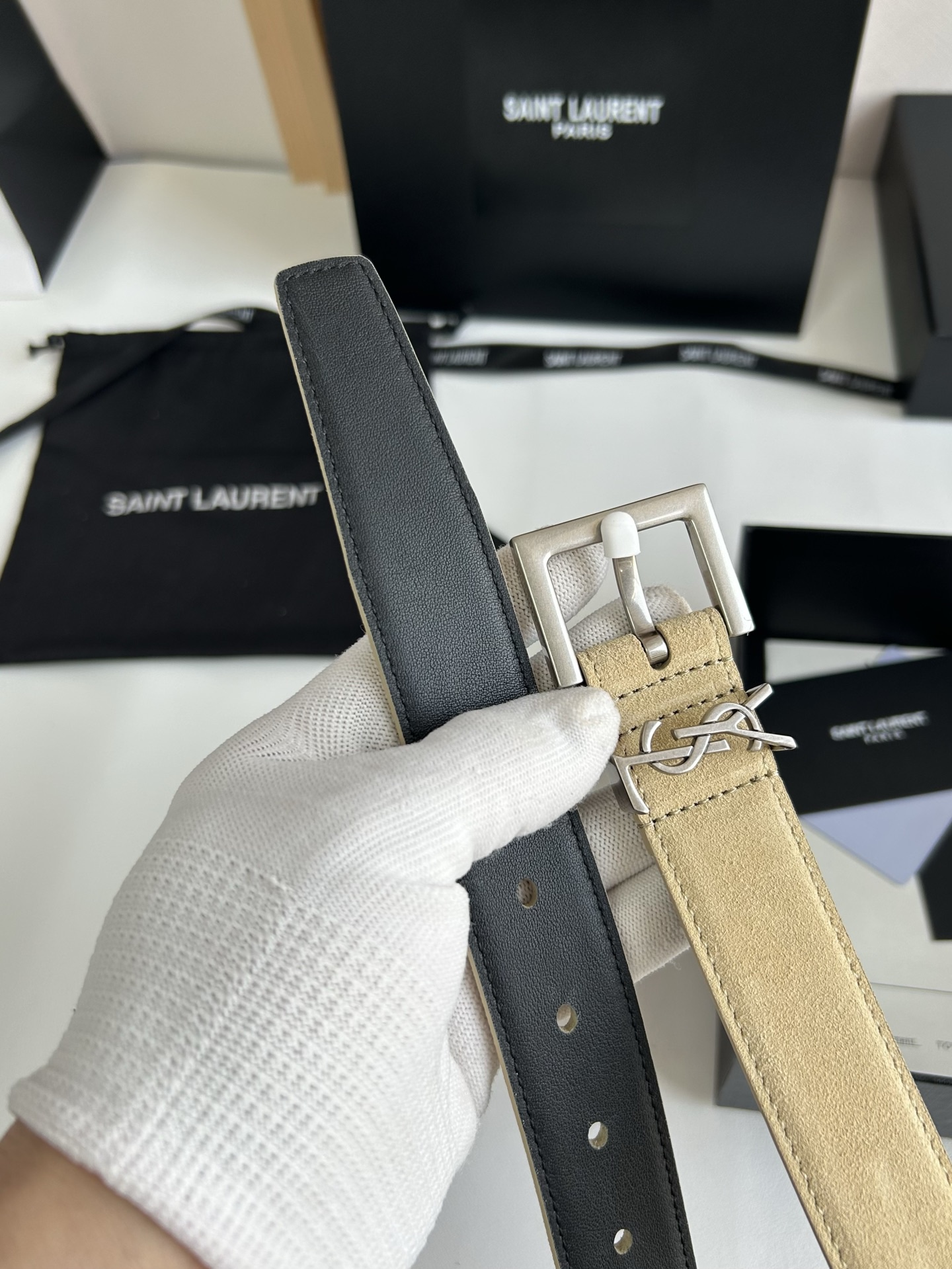 聖羅蘭 女士腰帶，進口小牛皮 配以CASSANDRE 標識腰帶環。古銅色金銀五金可選。精緻優雅的設計，寬度3.0cm