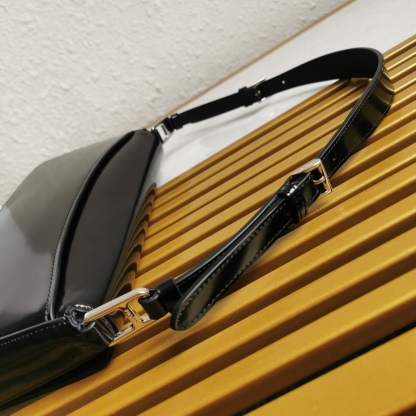 【 原單】🌹新款1BD323🎉🎉這款翻蓋式單肩包以充滿現代感👏採用進口牛皮，配有兩條可拆卸可交換長短肩帶。單肩/斜跨都可以。簡約優雅風尚、一眼相中復古又高級的包包，背上身秒變氣質女孩，容量空間大，各種百搭又時尚😘又是一款永久不過時暴款🙊趕緊入手吧🎉尺寸：長26x高12x底4.8cm🎉🎉🎉👏👏！