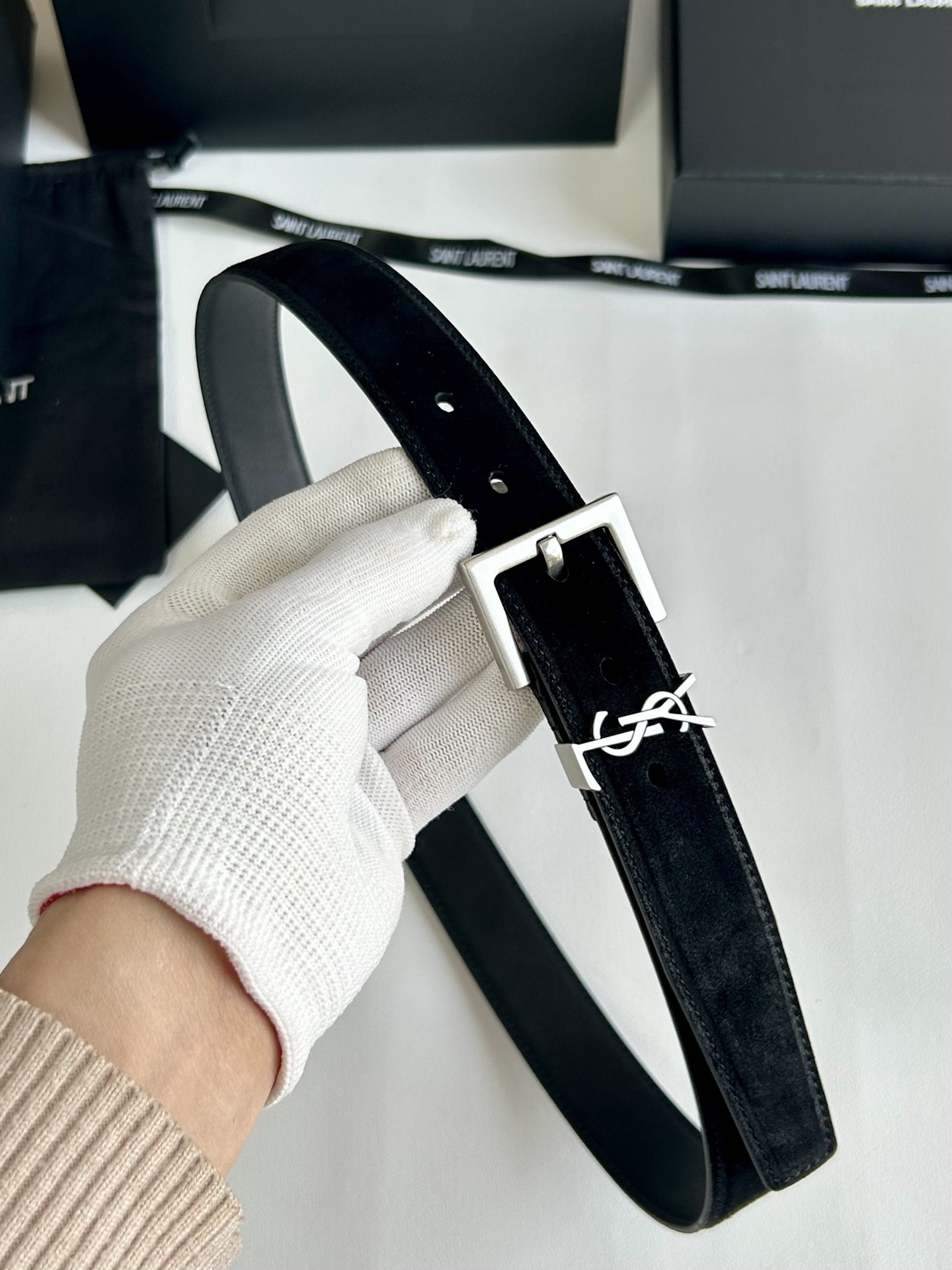 聖羅蘭 女士腰帶，進口小牛皮 配以CASSANDRE 標識腰帶環。古銅色金銀五金可選。精緻優雅的設計，寬度3.0cm