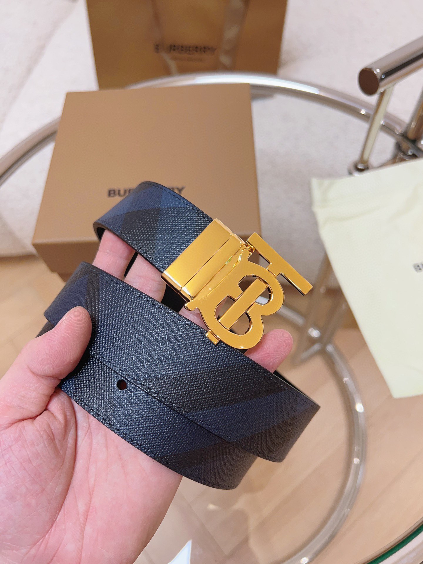 Burberry  專櫃同步 雙面兩用的意大利制腰帶   選用皮革與專屬標識印花環保帆布製作  腰帶配有精美的專屬標識造型飾牌搭扣  寬:3.5cm  精緻優雅  簡單大方.