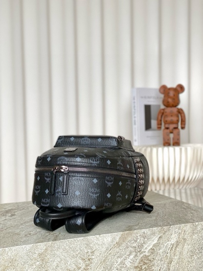 𝐌𝐂𝐌 𝐒𝐭𝐚𝐫𝐤 𝐕𝐢𝐬𝐞𝐭𝐨𝐬小号铆钉双肩背包独家®️黑老花满印
标志性的 Visetos 黑色涂层 # 结构化设计拥有宽敞的内部空间和金字塔形铆钉饰边 造型风格前卫 # 男女同款包 # 背包里的黑酷天花板
