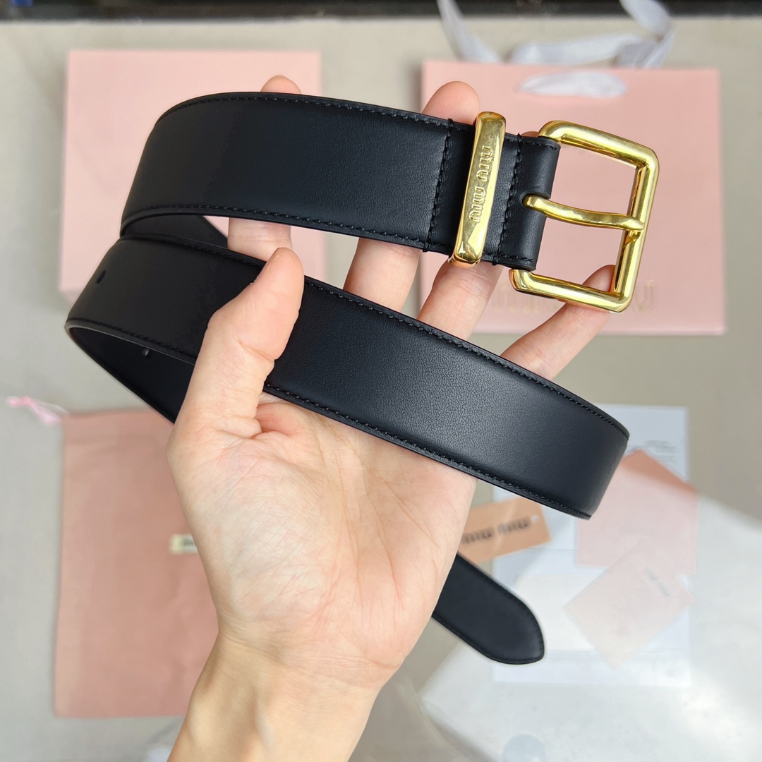 這款皮革腰帶設計簡約而優雅，腰帶環伴以Miu Miu徽標。雙面進口小牛皮 金屬搭扣 腰帶環飾激光雕刻徽標
寬度: 3.5cm
