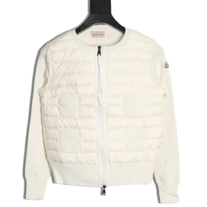 Moncler/蒙口 四口袋針織拼接羽絨外套
這款開衫是換季時期的理想之選，在天氣較溫暖時可作為外套穿著。拉鍊款式，採用舒適的美利奴羊毛面料製成，正面和衣領填充羽絨，更添溫暖。·採用美利奴羊毛製成·Longue saison村裡·尼龍正面填充羽絨·圓領·拉鍊開合 貼袋
A Size:S-XL
