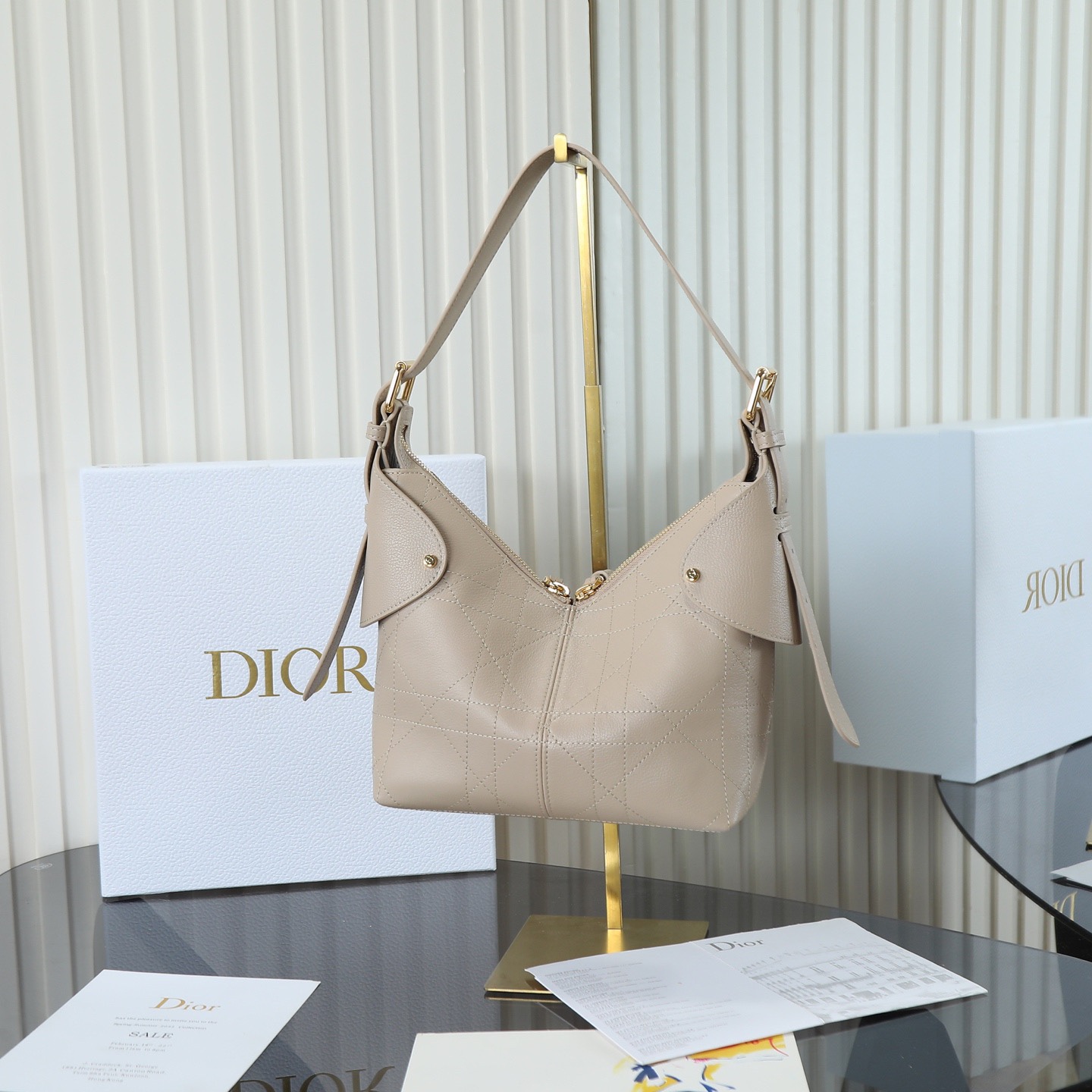 原廠皮 小號粒面牛皮 米色

Voyage秋冬系列
又是一個王炸級別，直接擊中心巴上
自帶鬆弛感，包形柔軟又隨意
經典藤紋格，雙拉鍊設計
整體高級又時髦，精緻感滿滿的字母吊墜
細節非常到位，超大的容量，自用超輕便
時髦精們都懂這款的含金量

型號：2845

size:22*9.5*15cm