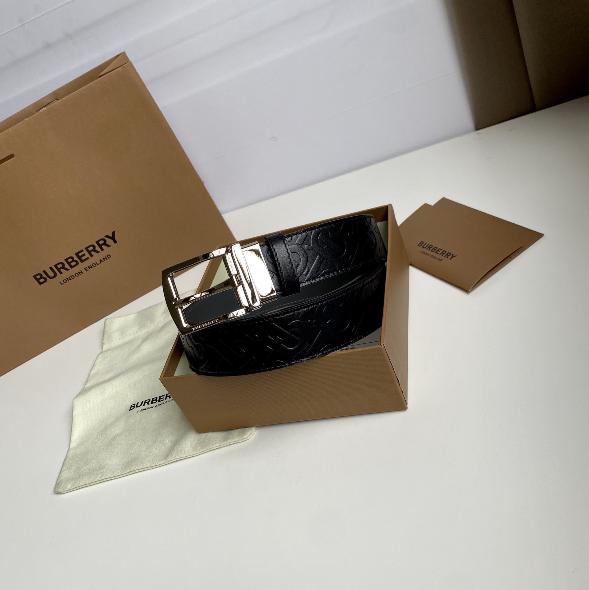 Burberry巴寶莉專櫃同步上新🎉🎉意大利制腰帶 裝飾品牌專屬標識壓花圖案 搭配鍍鈀金搭扣  營造精緻設計感 寬:3.5cm  精緻優雅