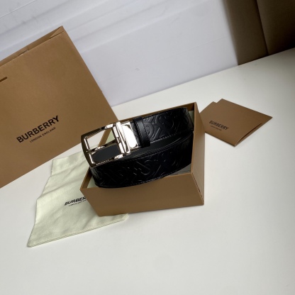 Burberry巴寶莉專櫃同步上新🎉🎉意大利制腰帶 裝飾品牌專屬標識壓花圖案 搭配鍍鈀金搭扣  營造精緻設計感 寬:3.5cm  精緻優雅