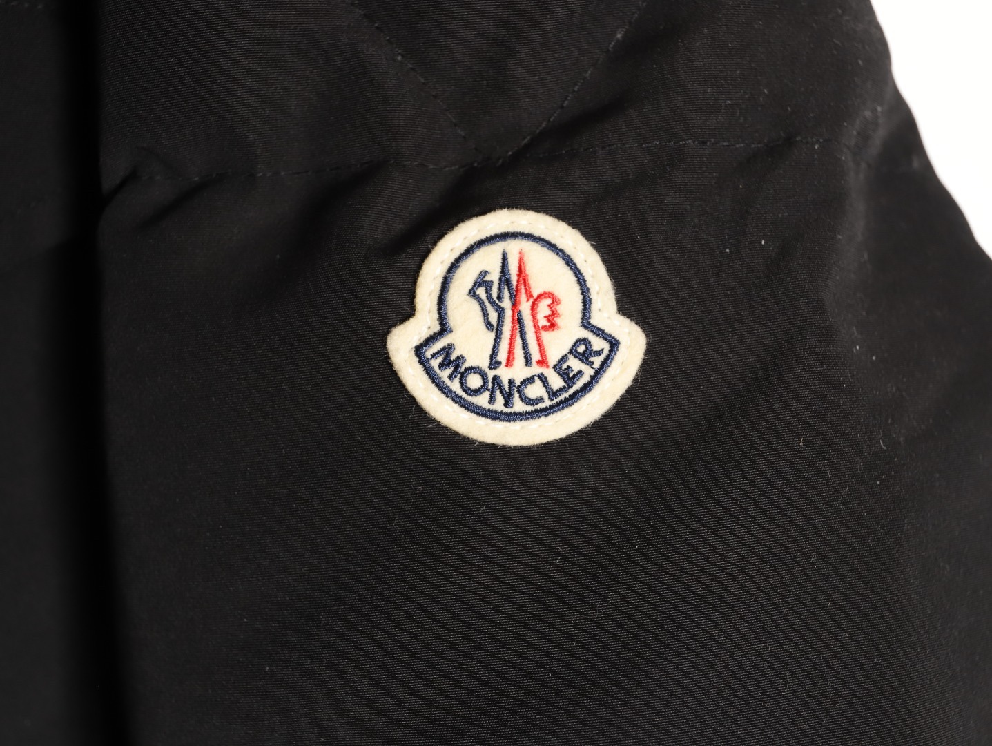 Moncler/蒙口 Gamme Rouge雙口袋連帽羽絨服
Moncler Gamme Rouge男士羽絨服，酒紅色超
有質感，尼龍面料防潑水，90絨填充保暖力滿分
。連帽設計＋金屬按扣，細節控必入！兩個翻蓋
口袋超實用，寬松版型，隨便搭配都很時髦，冬季
出街或戶外都很適合～
A Size:1-5