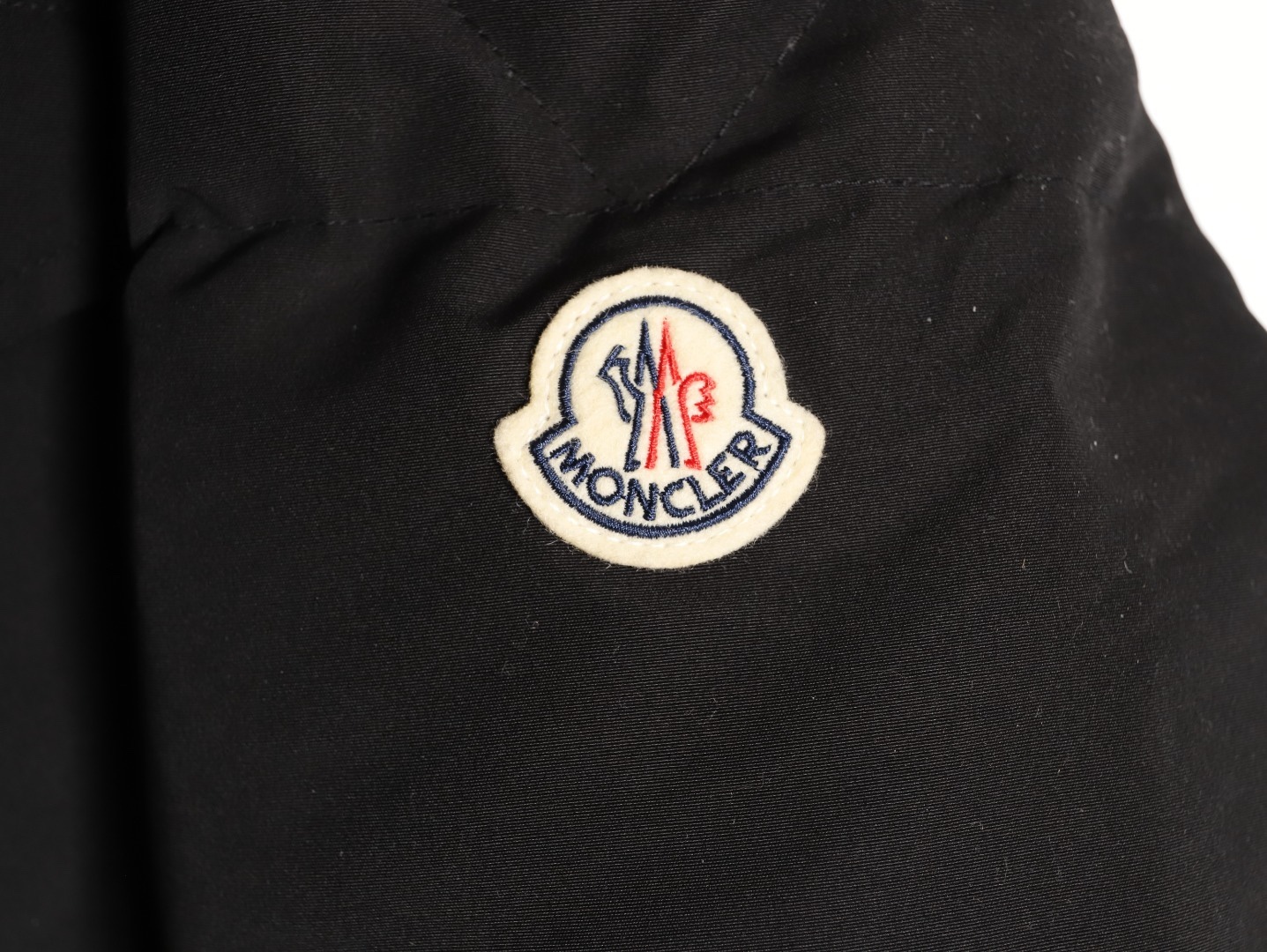 Moncler/蒙口 Gamme Rouge雙口袋連帽羽絨服
Moncler Gamme Rouge男士羽絨服，酒紅色超
有質感，尼龍面料防潑水，90絨填充保暖力滿分
。連帽設計＋金屬按扣，細節控必入！兩個翻蓋
口袋超實用，寬松版型，隨便搭配都很時髦，冬季
出街或戶外都很適合～
A Size:1-5