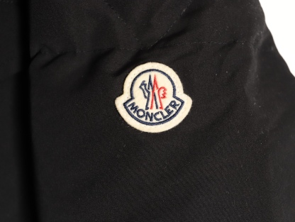 Moncler/蒙口 Gamme Rouge雙口袋連帽羽絨服
Moncler Gamme Rouge男士羽絨服，酒紅色超
有質感，尼龍面料防潑水，90絨填充保暖力滿分
。連帽設計＋金屬按扣，細節控必入！兩個翻蓋
口袋超實用，寬松版型，隨便搭配都很時髦，冬季
出街或戶外都很適合～
A Size:1-5