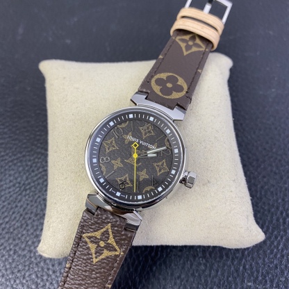 LV工廠超神之作，LV——TAMBOUR SLIM全系列陸續空降市場！致敬原廠 完成使命！
【三大超級亮點】腕表尺寸34mm
1.錶盤的填油細膩，印刷立體，刻度鑲嵌工整，個個精品無瑕。
2.藍寶水晶通透感極佳，與殼體銜接完美。
3.表殼打磨呈現瑞士一線品牌高級質感。
【兩大必買理由】
1.錶帶採用ECCO Leather皮料供應商——手工縫製！還原正品按鍵式快拆設計，方便快捷。
2.2020年最具性價比腕表——採用瑞士石英機芯，做工翻倍無返修，不但是送禮佳品，更是自留神器！
LV工廠一家專為復刻LV腕表而