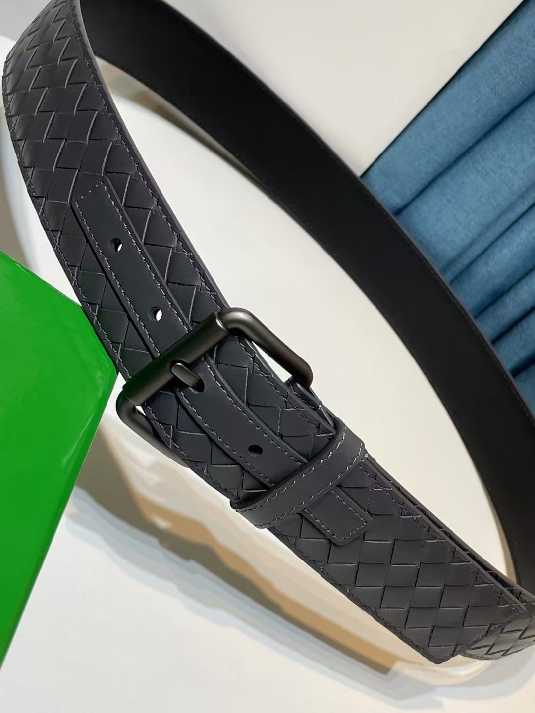 🔥🔥🆕純手工編織皮帶可為休閒裝或正裝造型增添優雅韻味，🔥是低調奢華的典範。[嘴唇]採用意大利柔軟的胎小牛皮全手工精工打造而成，錁色五金扣頭令其更顯獨特別緻、🔥[嘴唇]優雅迷人氣息。[強]4.0cm寬