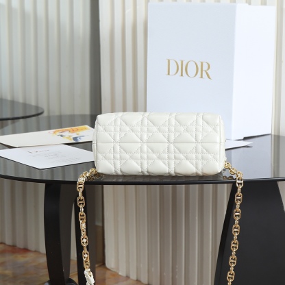 原廠級 白色鏈條手袋
這款 Dior Jolie Top Handle 迷你鏈條手袋是二零二六早春成衣系列新品，呈現出優雅精緻的設計。採用黑色羊皮革精心製作，飾以藤格紋，翻蓋點綴以金色飾面金屬 CD 標誌和白色樹脂珠飾。內設一個隔層，可收納各種日常用品。搭配雙頂部手柄和可調節、可拆卸 CD 鏈條肩帶，肩帶由皮革帶和 CD 鏈環組成，飾以白色樹脂珠飾，可舒適手提、肩背或斜挎，可與日常或晚裝造型搭配。
