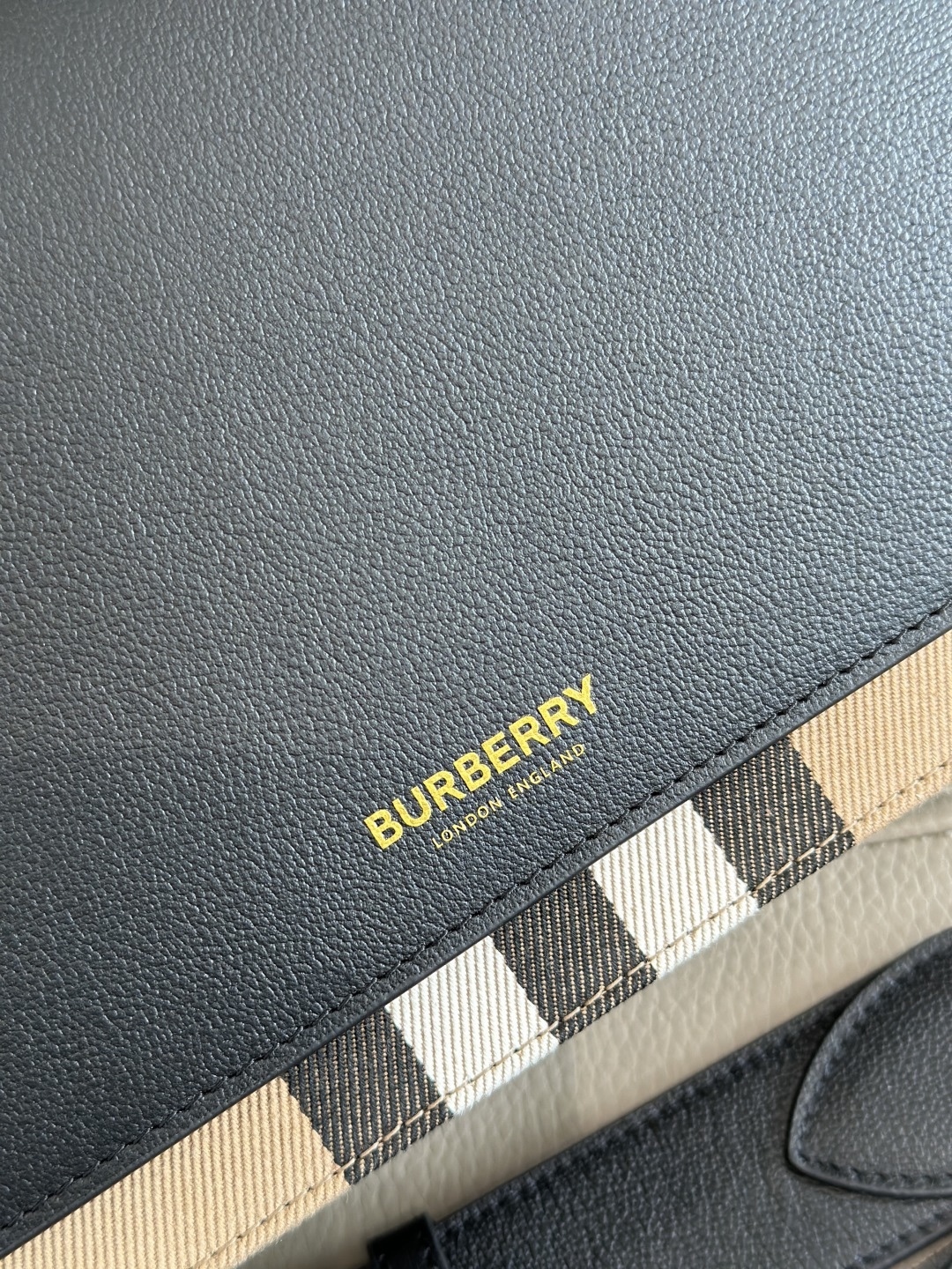 B家最新格紋挎包配上寬肩帶 💕肩帶長短可以自動調節，單肩斜挎包手拿，隨心所欲 
進口小牛皮拼帆布格紋實用性超絕，日常通勤、逛街出行，所需物品都能輕鬆裝下 尺寸24x17x9型號0251