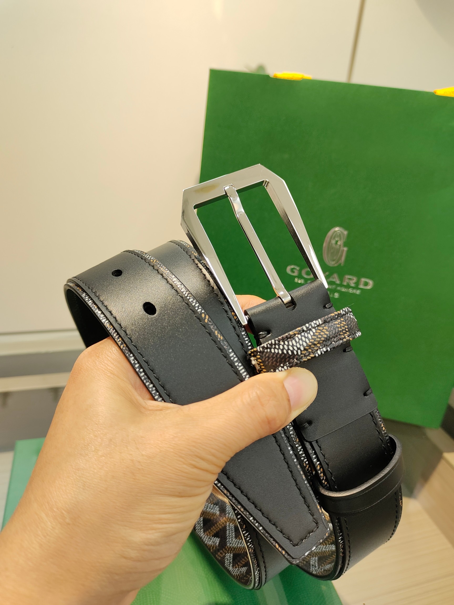 
Goyard(戈雅)腰帶源於法國奢侈品牌，設計風格簡約低調，腰帶身有標誌性帆布搭配進口頭層牛皮，腰帶扣採用簡約精品鋼扣，延續品牌的低調奢華，帶身寬度3.4CM，適用商務休閒日常佩戴。