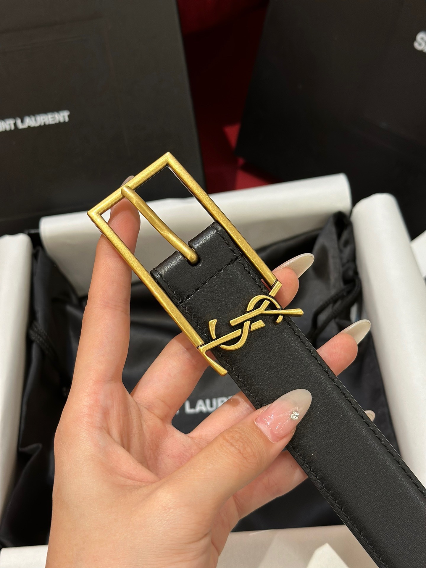 新款聖羅蘭 YSL
這款女款腰帶復古精工金屬扣將復古風與現代時尚相融合，呈現的恰到好處，時尚標配青睞有加，每針每一線都非常精緻，雙面頂級牛皮材質，搭配頂級黃銅針扣寬度3.0