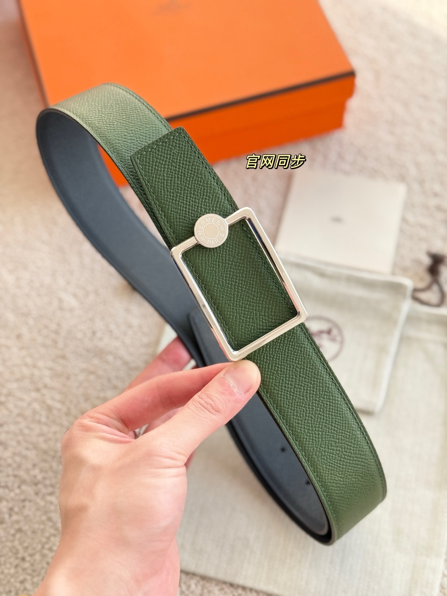 
❤️款 （ Y AA 080 ）OSCAR 精品五金 搭配双面进口Epsom 皮 宽度38MM 以其精湛工艺高品质材料和经典设计备受推崇 是男士腰带顶级选择 简约大气 适合商务和休闲场合 产品手感细腻 不仅是实用配饰 更是身份与品味的象征 ❤️