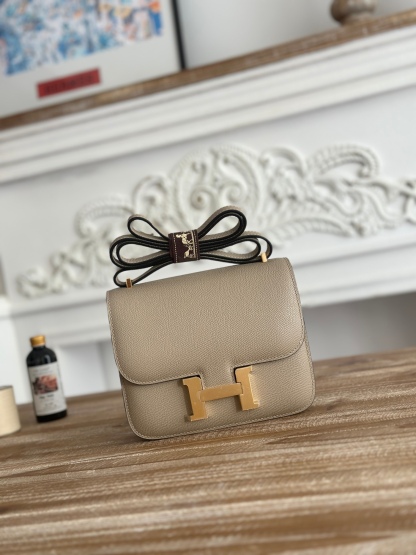 康康  空姐包  
constance  19cm  
epsom掌紋小牛皮  半收工  蠟線縫製