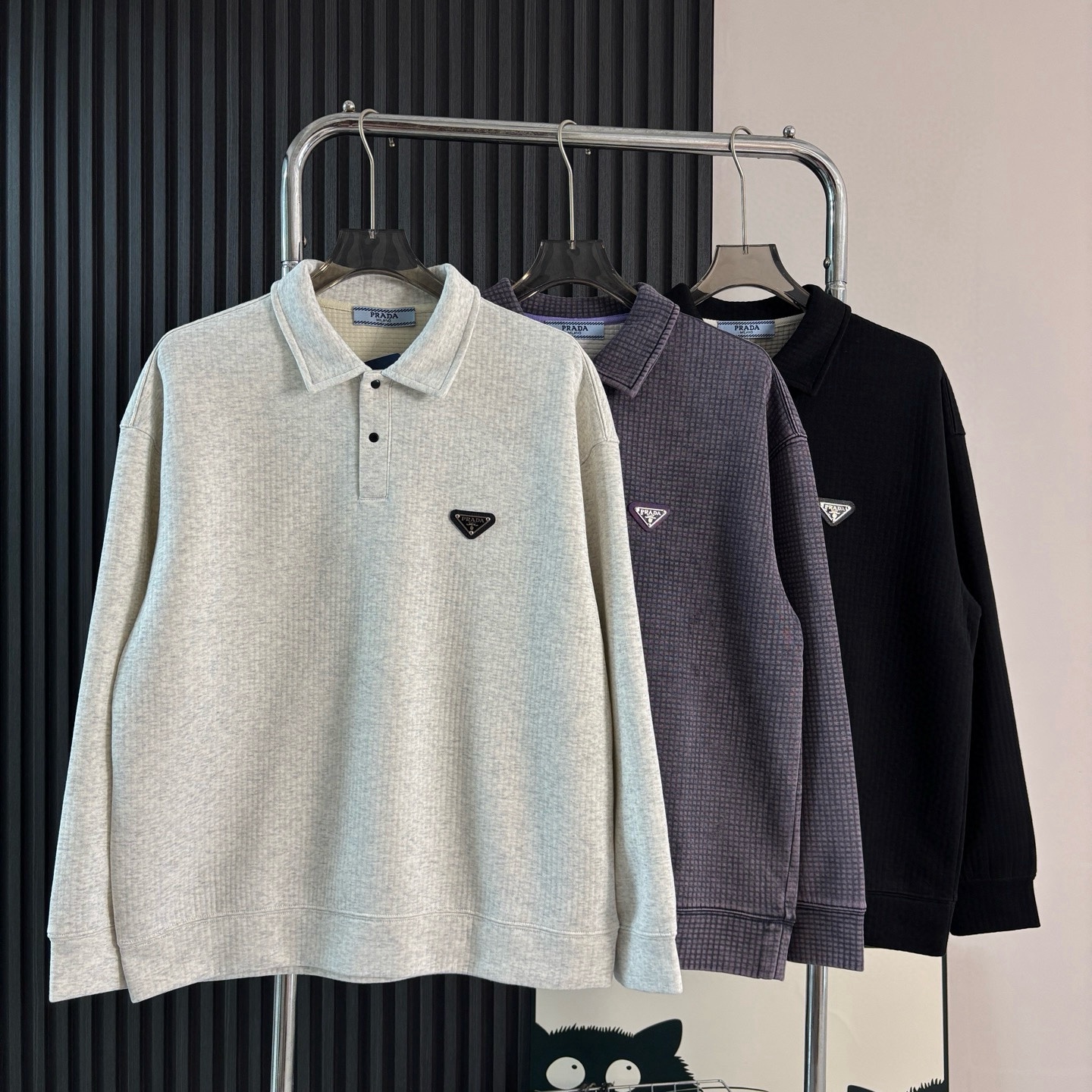 Prada普拉達日系翻領長袖衛衣
原相機📷實拍 質感看得見
水洗做舊工藝，質地軟軟糯糯有質感
版型寬松 遮肉顯瘦 不挑身材
斜紋肌理感泡泡TR優質面料
紋路清晰自然 觸感軟糯舒適 
男女皆可穿可當情侶裝！
質量放心入手不亂吹品質值得信賴

顏色：花灰  黑色  紫灰色
尺碼：M-2XL

尺碼    M     L     XL    XXL   
衣長    69    71    73     75   
胸圍    116  120   124  128
袖長    55    56