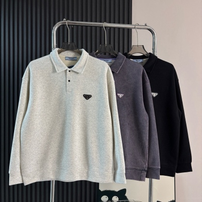 Prada普拉達日系翻領長袖衛衣
原相機📷實拍 質感看得見
水洗做舊工藝，質地軟軟糯糯有質感
版型寬松 遮肉顯瘦 不挑身材
斜紋肌理感泡泡TR優質面料
紋路清晰自然 觸感軟糯舒適 
男女皆可穿可當情侶裝！
質量放心入手不亂吹品質值得信賴

顏色：花灰  黑色  紫灰色
尺碼：M-2XL

尺碼    M     L     XL    XXL   
衣長    69    71    73     75   
胸圍    116  120   124  128
袖長    55    56