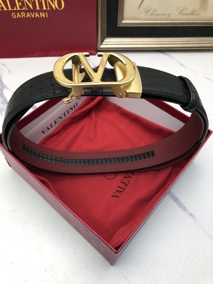 華倫天奴：原單頭層牛皮燙印花紋面，內襯頭層小牛皮底，搭配原單自動扣，可裁剪的自動帶，此款腰帶面雙採用意大利原定廠制進口牛皮帶身 ，對專版櫃足寬3.5