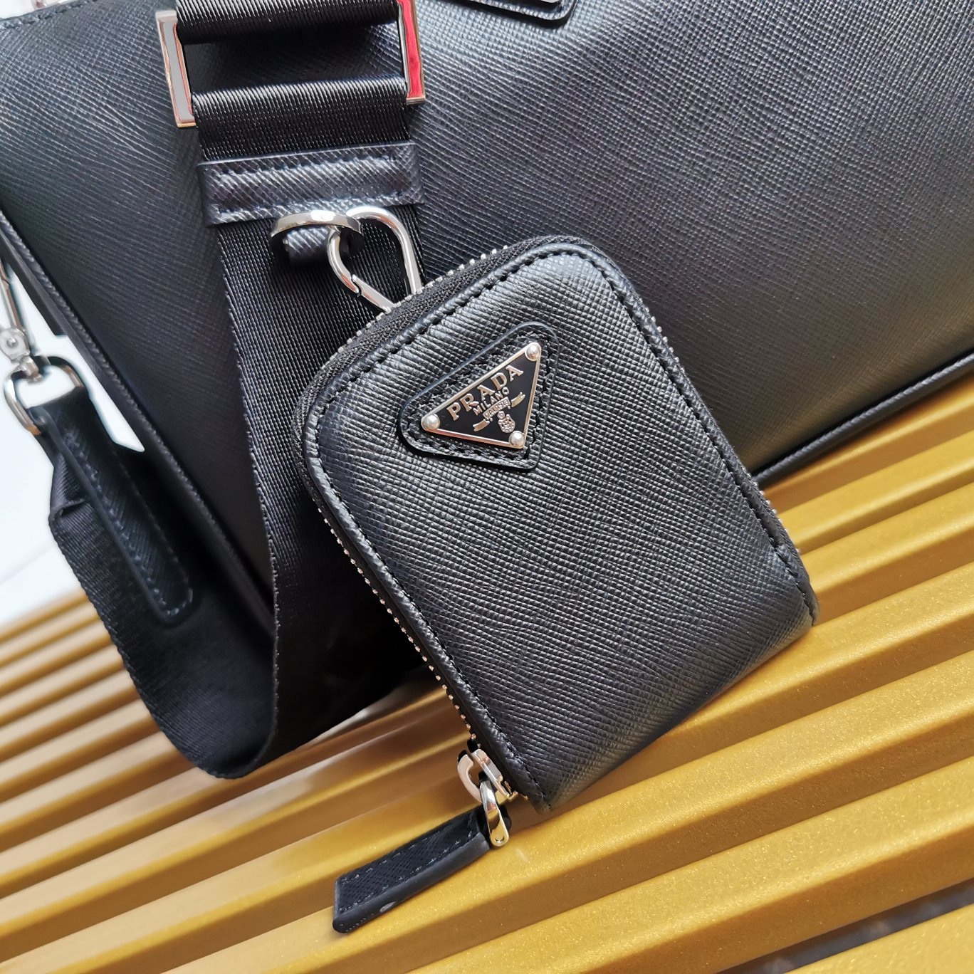 【 原單】🎉全皮三合一😘😘款號2VH113全皮/十字紋牛皮😘😘網紅帥哥靚女團瘋狂種草而風靡時尚圈三合一出了新款！👏👏這款三合一包設計太棒了👍👍配有可拆卸長肩帶，最愛的是肩帶還掛著個小掛飾（小包），也可以掛其它包和褲頭當飾品呼應 🙊🙊平常各種衣著搭配都沒 問題😘😘寶寶們趕緊入手哦，男女共用款，太帥了🙊🙊長23x高18x寬5.5cm