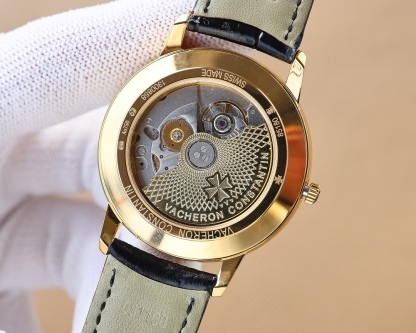 【TW 最新熱門款🔥】江詩.丹頓🆕Vacheron constantin 經典之美品鑒江詩.丹頓傳承系列腕表！
1⃣️團隊歷時9個月精心設計，敢為人先，力求完美，突破多層技術瓶頸💪
2️⃣ 市場獨家最新鍋蓋玻璃材質，超強的3D立體感，超薄工藝，超強夜光，直徑42mm👏
3️⃣款式採用原裝9015®機芯，每小時振頻28800次，零返修®質量✅
4⃣️ 錶盤上採用經典獨家內影，更顯示出這款腕表的華貴氣質🕶
5⃣️ 款式搭配意大利牛皮讓手腕更貼合舒適
   🔥頂級出品 精品不斷🔥