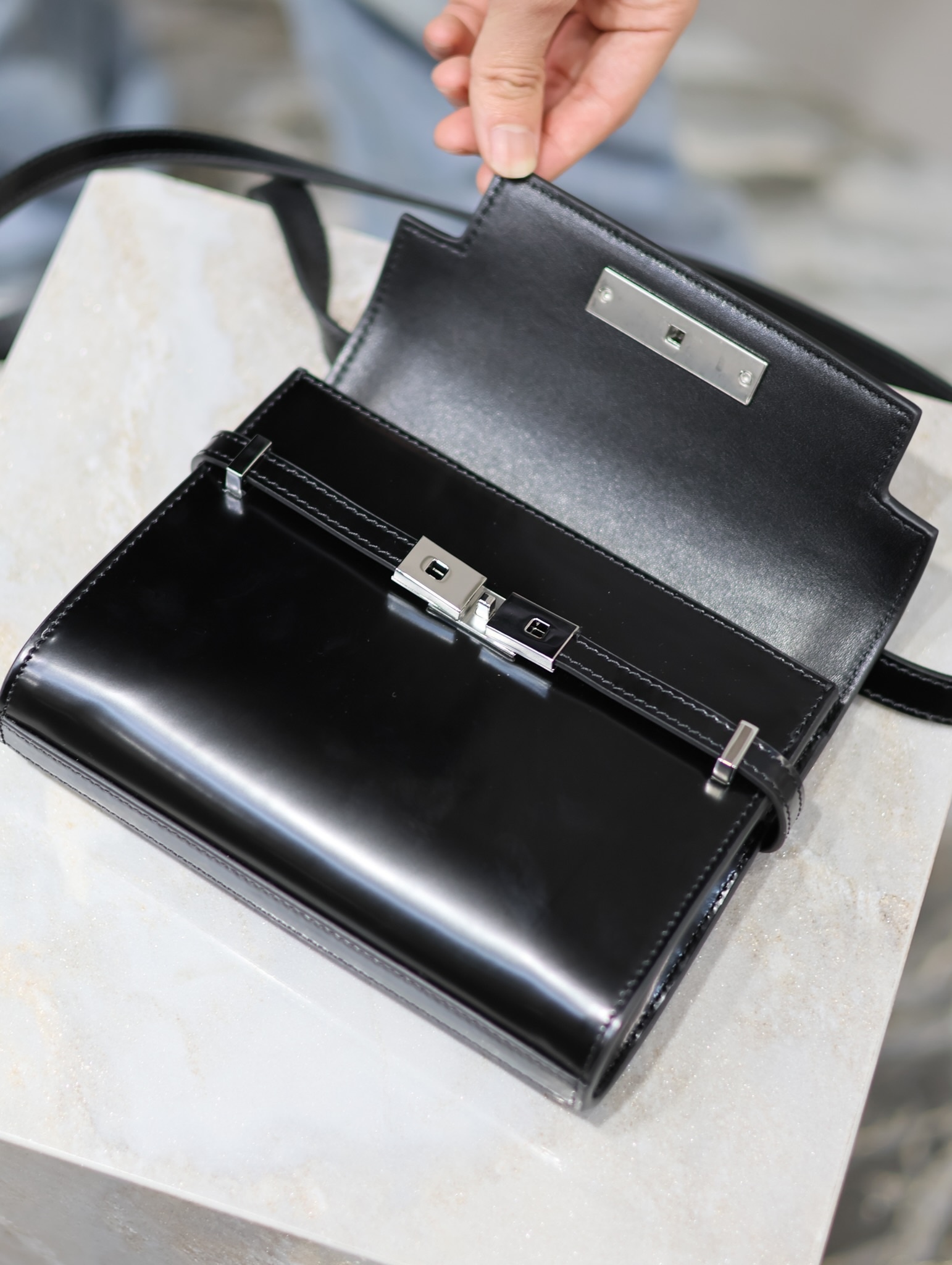 Manhattan mini_腋下/斜挎包
曼哈頓的經典造型，給人一種氣場很大的感覺！全包採用原廠牛皮精心製作，翻蓋中央的金屬搭扣是曼哈頓系列的標誌性元素，包內有一卡袋，無其他多餘隔層，所以自重超級輕！可以肩背 斜挎及腋下背法。整體風格幹練又率性，是超級簡約耐看又大方的款式！
型號：727766
尺寸：19×14×4cm