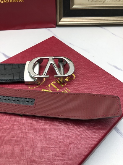 華倫天奴：原單頭層牛皮燙印花紋面，內襯頭層小牛皮底，搭配原單自動扣，可裁剪的自動帶，此款腰帶面雙採用意大利原定廠制進口牛皮帶身 ，對專版櫃足寬3.5