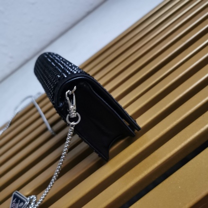 【 原單】🎉項鍊水晶小包🎉1MR024新色🎉🎉這款Duchesse面料卡片夾通體飾以仿水晶，於表面營造出光影格調和虹彩炫色，彰顯華美且不失功能性的設計。最愛是這條可拆卸可調節鐵璉肩帶，又可當腰包裝飾😍😍又可當搭配衣服項鍊裝飾，中間三角形標可調節活動，賦予單品多樣的佩戴方式。空間可裝口紅💄/耳機/鑰匙🚗....夜燈下bling bling,太美了。值得入手🎉🎉尺寸：長11.5cm*高8cm