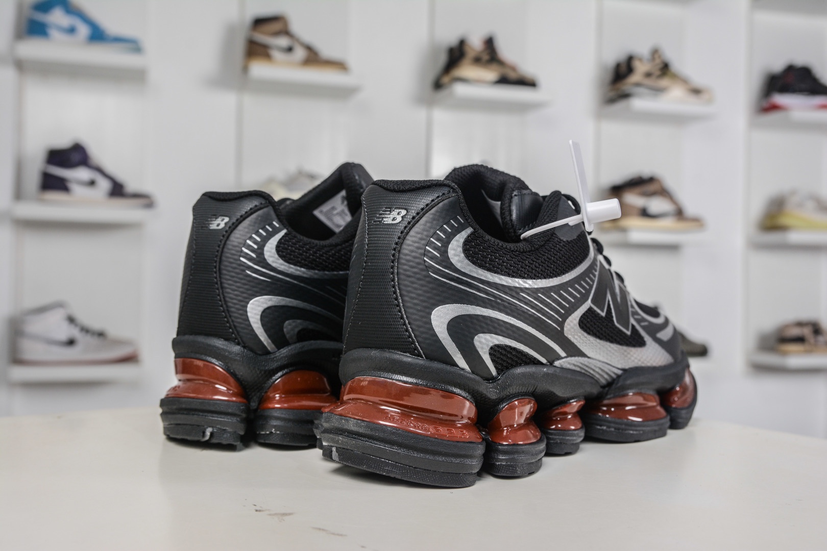 New Balance NB2000 舒適百搭防滑耐磨低幫 休閒跑步鞋 
貨號：U200028K
Size：36-46.5