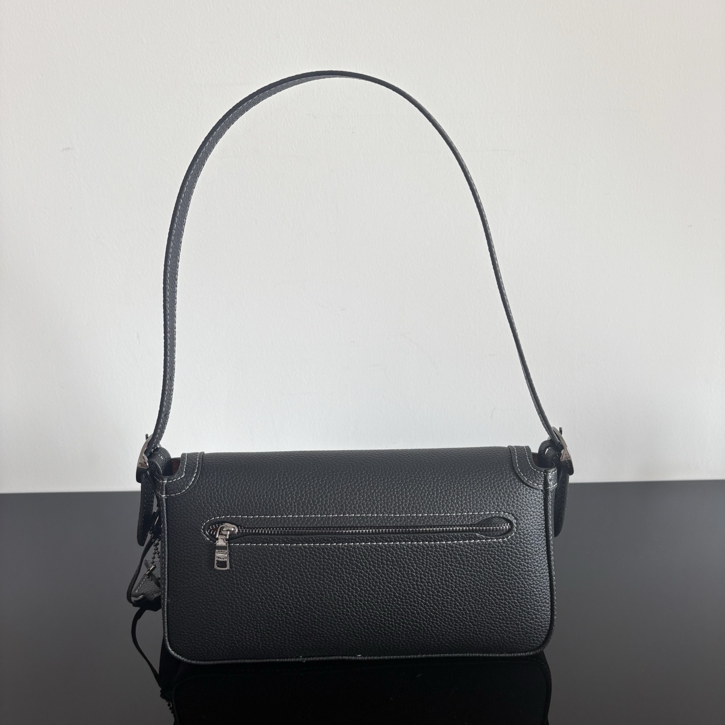 
【新品】COACH/蔻馳奧萊女士ETTA25號翻蓋單肩包腋下包高級通勤 CCV64尺寸25*13.5*6