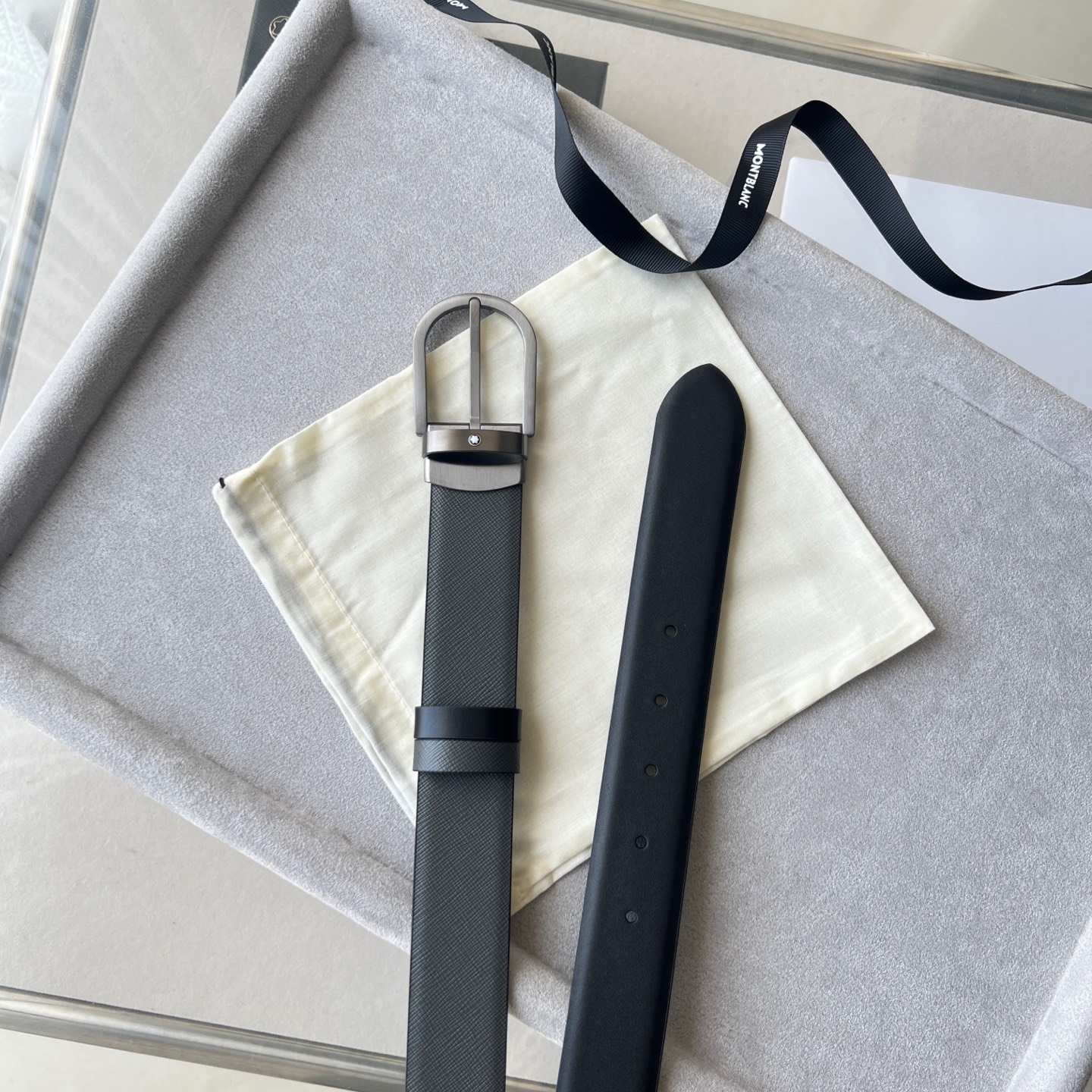 馬蹄形帶扣黑色/棕色雙面皮帶（35毫米）
馬蹄形閃亮鍍釕帶扣。可調節長度，3.5cm黑色和棕色雙面皮帶。打造經典靈動造型。
貨號 錶帶描述 黑色和棕色雙面牛皮皮帶 皮革圖案 金屬圓環上飾有萬寶龍六角白星 標識 搭扣裝置 易開啓裝置，可調節皮帶長度
搭扣形狀 馬蹄形主要顏色 黑色 | 棕色 搭扣類型 針扣式表扣