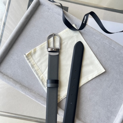 馬蹄形帶扣黑色/棕色雙面皮帶（35毫米）
馬蹄形閃亮鍍釕帶扣。可調節長度，3.5cm黑色和棕色雙面皮帶。打造經典靈動造型。
貨號 錶帶描述 黑色和棕色雙面牛皮皮帶 皮革圖案 金屬圓環上飾有萬寶龍六角白星 標識 搭扣裝置 易開啓裝置，可調節皮帶長度
搭扣形狀 馬蹄形主要顏色 黑色 | 棕色 搭扣類型 針扣式表扣