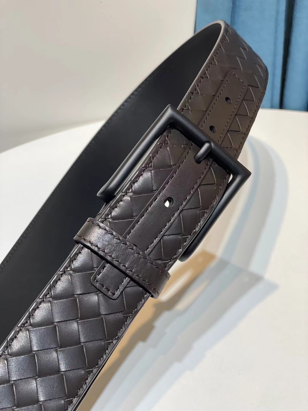 🔥🔥新 🆕純手工編織皮帶可為休閒裝或正裝造型增添優雅韻味，🔥是低調奢華的典範。[嘴唇]採用意大利柔軟的胎小牛皮全手工精工打造而成，鎳色五金扣頭令其更顯獨特別緻、🔥[嘴唇]優雅迷人氣息。[強]4.0cm寬