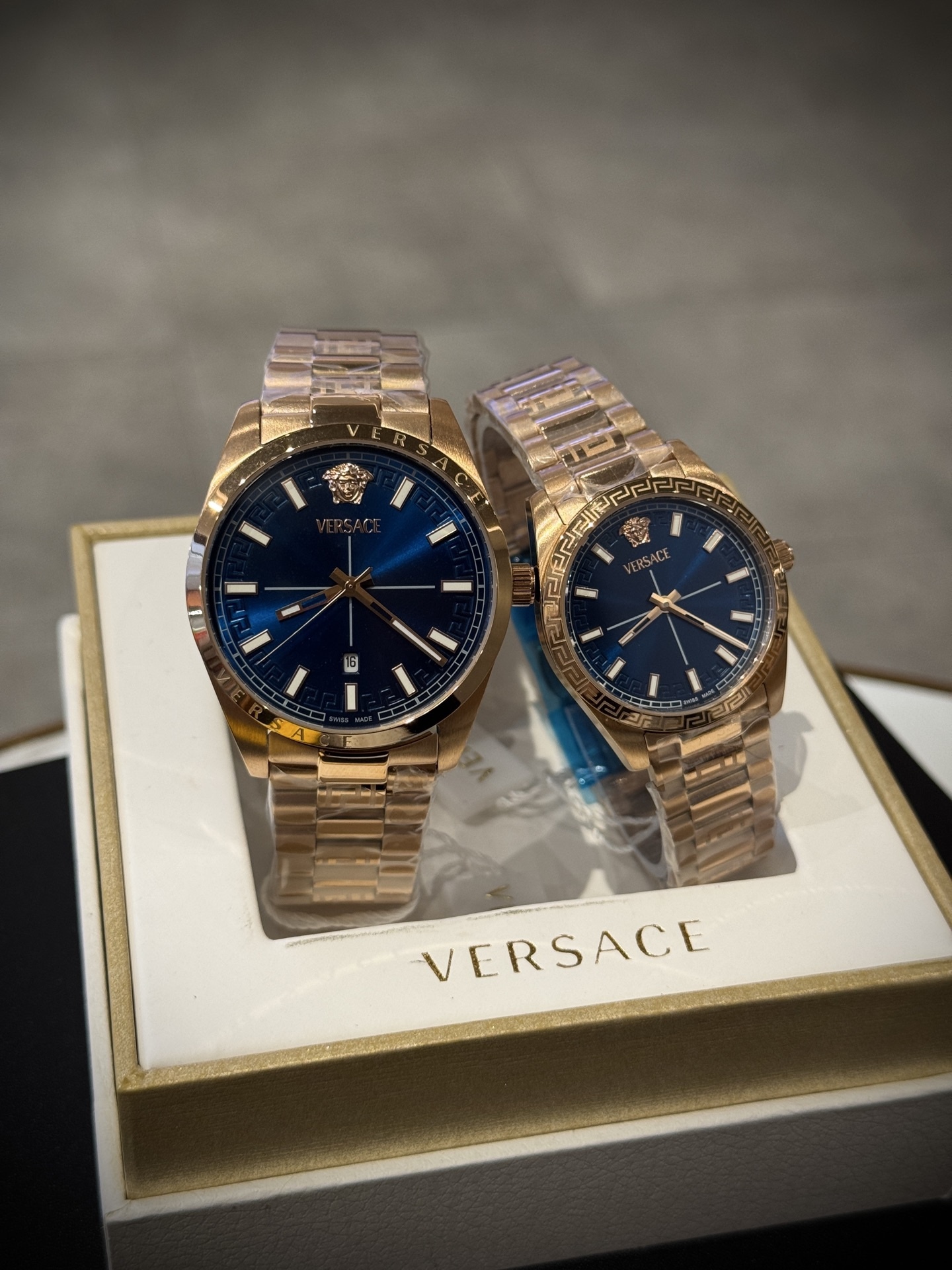 Versace範思哲石英手錶，VERSACE MILLENYIUM  LADY系列，採用希臘回紋元素錶盤，12時位飾有美杜莎頭像展現範思哲經典圖案魅力，錶鏈印刻希臘回紋搭配雙按蝴蝶扣設計，兼具時尚與舒適，錶盤男款40mm 女款32mm 30米生活防水，進口石英機芯

立即搶購👉