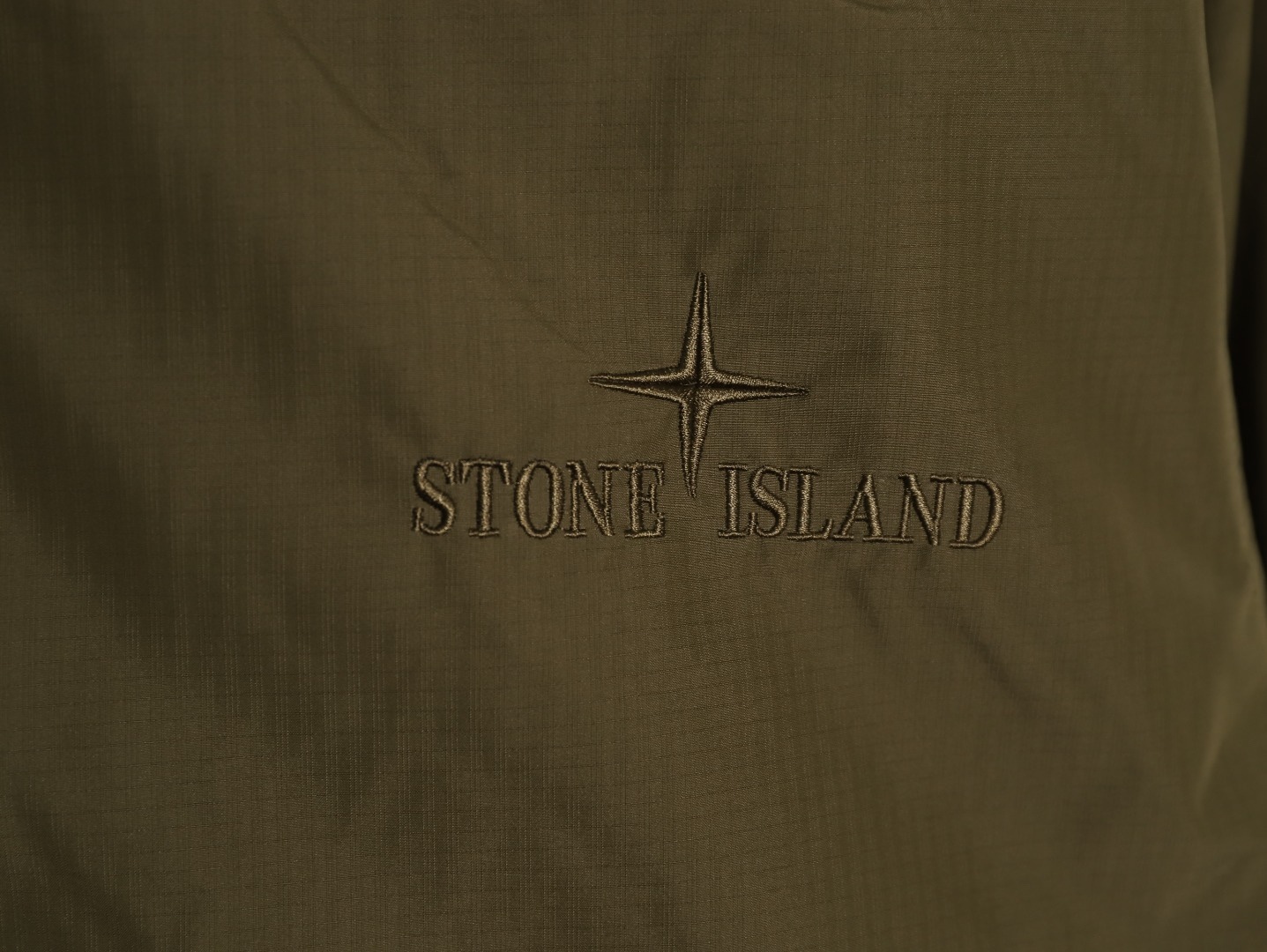 Stone Island/石頭島 24ss 手臂刺繡羅盤衝鋒衣外套
石頭島春季最熱單品 超級吸睛的一款衝鋒衣外套 一眼就能愛上 採用梭織防風防水面料 手感細膩順滑 寬松連帽的版型  水洗標一應俱全 細節滿滿的一款衝鋒衣 大廠代工 品質可靠 

-略帶復古感的機能衝鋒衣 城市徒步 戶外穿行都很出挑 男女都可以駕馭的一款潮流單品 
Color：黑色
A Size：S-XXL